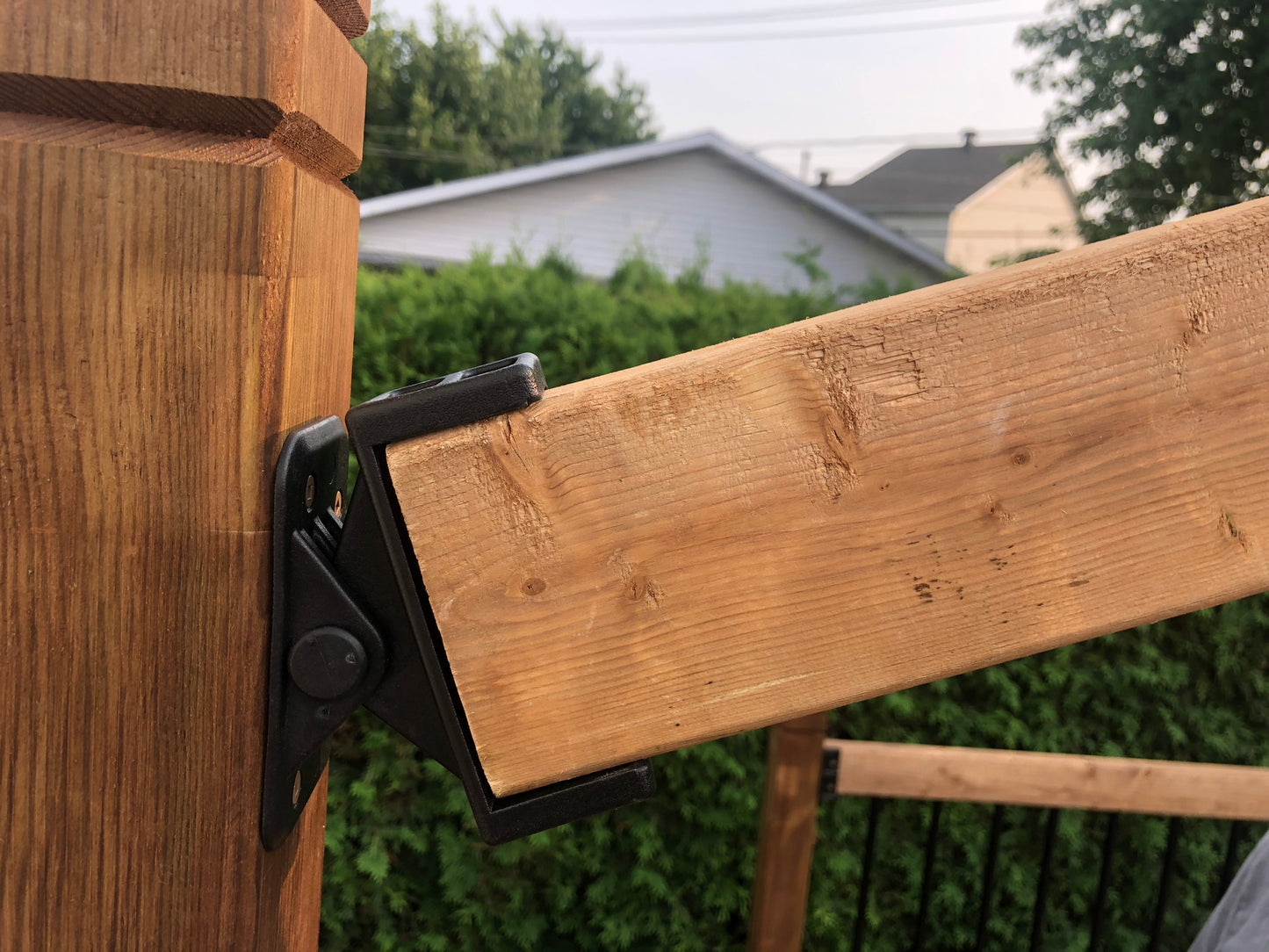 FENCE & DECK RITE Adjustable Fence Brackets, fits Standard 2x4 railings (Actual 1 ½” x 3 ½”) Adjustable up to 35 Degrees. Reinforced Black Polypropylene. 4 Pack