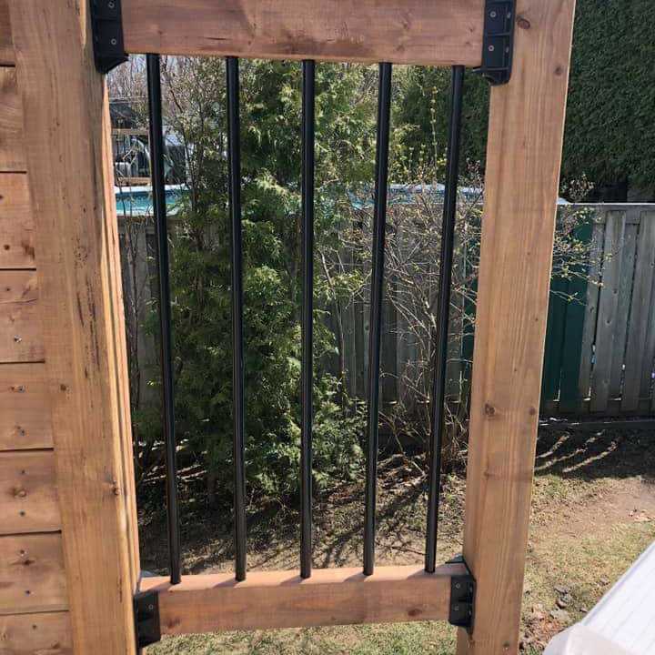 Supports robustes pour garde-corps FENCE & DECK RITE, compatibles avec les garde-corps standard 2 x 4 (dimensions réelles : 1 ½ po x 3 ½ po). Polypropylène noir renforcé. (8 supports robustes pour garde-corps)