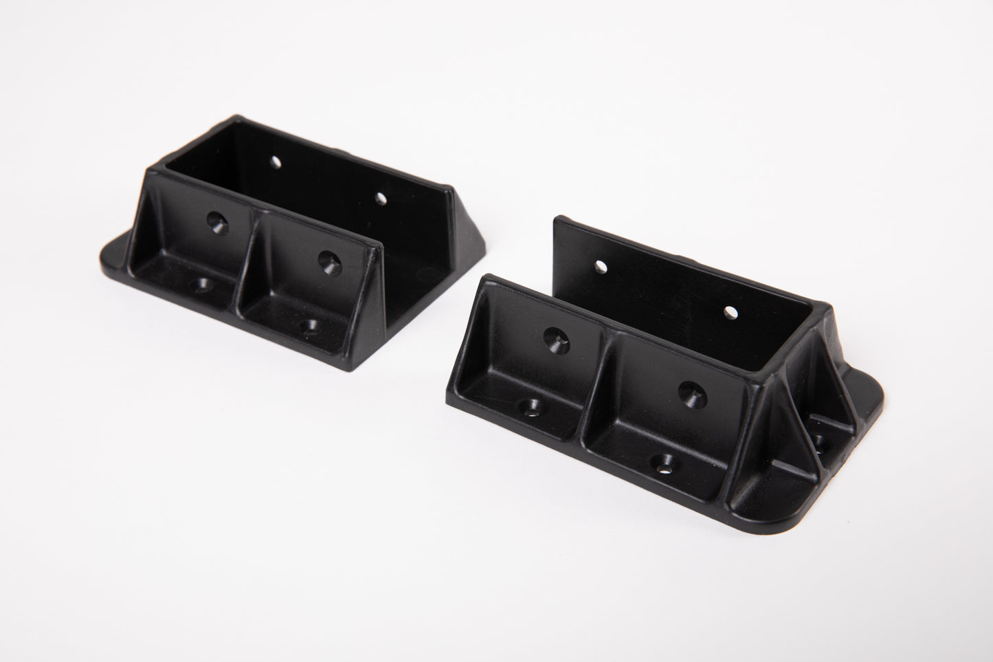Supports robustes pour garde-corps FENCE & DECK RITE, compatibles avec les garde-corps standard 2 x 4 (dimensions réelles : 1 ½ po x 3 ½ po). Polypropylène noir renforcé. (8 supports robustes pour garde-corps)