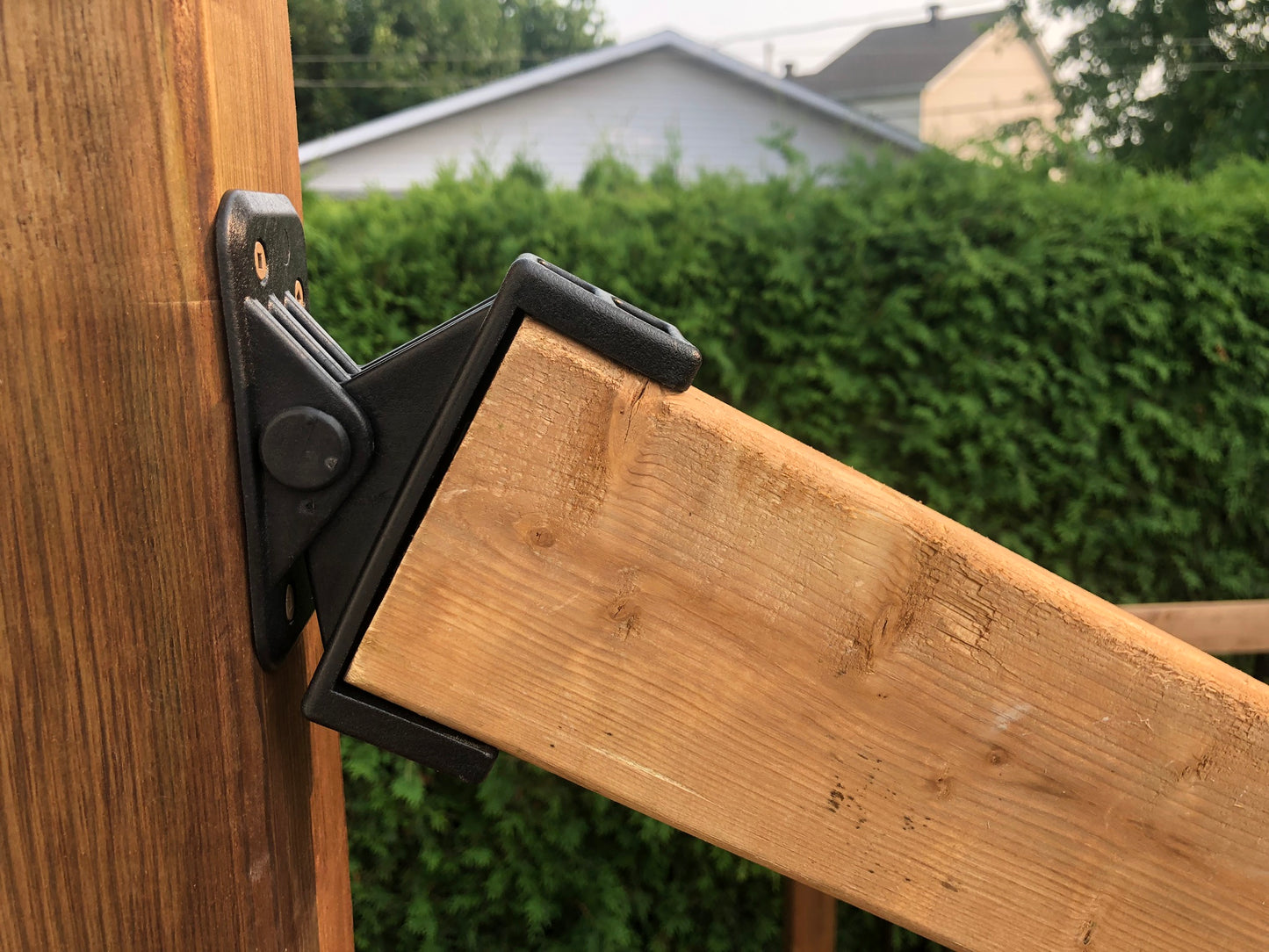FENCE & DECK RITE Adjustable Fence Brackets, fits Standard 2x4 railings (Actual 1 ½” x 3 ½”) Adjustable up to 35 Degrees. Reinforced Black Polypropylene. 4 Pack